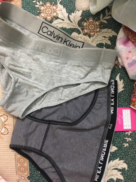 Chất liệu vải ok đó. Mềm mại. 53kg mua size M mặc cũng vừa người (thiệt ra tui mua size L mà shop giao size M). So với cái quần calvin klein tui mua 700k thì quần này có chất liệu y chan là 95% cotton và 5% spandex. Nhưng cảm giác khác lắm, quần ck mỏng nhẹ nên có vẻ thoáng hơn và đường may mềm mại hơn rất nhiều. Nhưng mà bù lại thì giá quá là ổn.