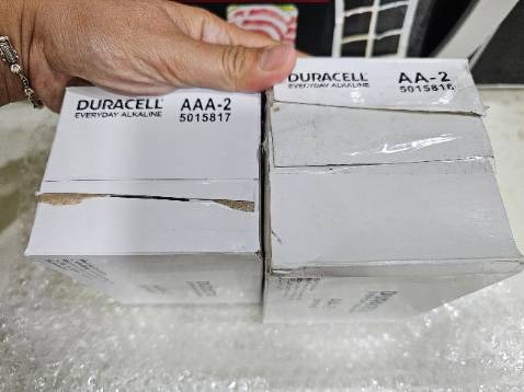 Chưa dùng nên chưa biết độ bền. Vỉ pin chắc chắn, chữ in rõ ràng. Tuy nhiên, không hiểu sao mình mua nguyên hộp AA và nguyên hộp AAA mà cả 2 hộp đều bị cắt mất niêm phong và dán lại bằng băng keo trong?