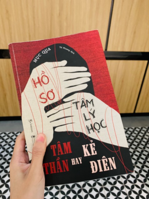 Một cuốn sách đã giúp mình hiểu hơn về những bệnh nhân tâm thần và những góc khuất trong gia đình và xã hội. Từ khi nhập viện đến khi những bí mật ẩn sâu trong những con người ấy được khơi lên khiến mình bị ảm ảnh rất nhiều, bạo lực học đường, khao khát làm một đứa con ngoan, xâm hại, mất trí người già, hoang tưởng,… tất cả đã dựng lên khung cảnh của một bệnh viện tâm thần đầy bi thương Một cuốn sách đã giúp mình hiểu hơn về những bệnh nhân tâm thần và những góc khuất trong gia đình và xã hội. Từ khi nhập viện đến khi những bí mật ẩn sâu trong những con người ấy được khơi lên khiến mình bị ảm ảnh rất nhiều, bạo lực học đường, khao khát làm một đứa con ngoan, xâm hại, mất trí người già, hoang tưởng,… tất cả đã dựng lên khung cảnh của một bệnh viện tâm thần đầy bi thương