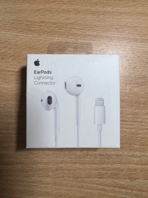 Hàng được đóng gói bao bì cẩn thận, đặt tối hôm trước sáng hôm sau nhận được ngay. Mặc dù mình có airpod rồi nhưng vẫn phải đặt earpod nữa vì nhiều lúc dùng airpod hay sơ ý bị rơi. Trước mua airpod qua tiki rồi nên giờ tự tin đặt earpod qua tiki luôn.