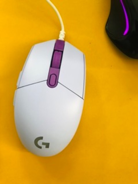 Vâng, màu tím phong thủy. Chuột Logi mình mua khá nhiều rồi, một con công ty, một con ở nhà (đã bị bé mèo nhà mình cắn đứt dây và đa mua 1 em mới), giờ mua thêm em này để vợ mình dùng. chất lượng tốt, bảo hành dài, mình vừa bảo hành 1 em b170 (hình như vậy) do bị doubleblick, đổi trả dễ dàng luôn. Nói chung mình khá thích logi, chất mà giá cả phải chăng.