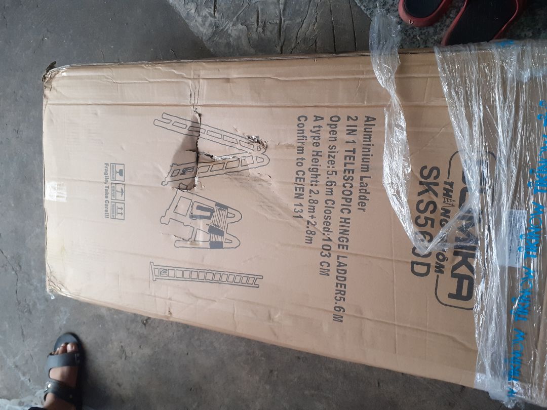 lần đầu gặp trường hợp Shipper gọi ra bưu cục lấy hàng, mình bảo chuyển tới nhà thì nói là địa chỉ ko rõ ràng. Nhìn kiện hàng mà ko muốn nhận luôn, bao bì gần như lột sạch, thùng bị thủng tùm lum. Hàng mấy triệu bạc mà thấy mất giá trị quá. Khâu vận chuyển quá tệ!