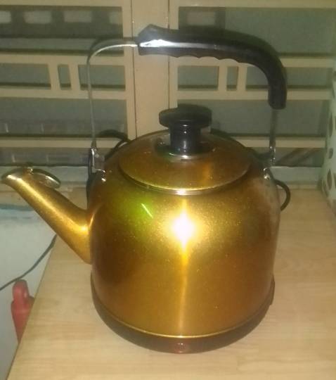 Dung tích thực của ấm chỉ 4 Lít không như mô tả. Từ lúc cắm điện vào nấu đến lúc ấm tự động ngắt sau khi sôi là 12 phút. Tuy nhiên shop giao hàng nhanh và đúng màu như mô tả.