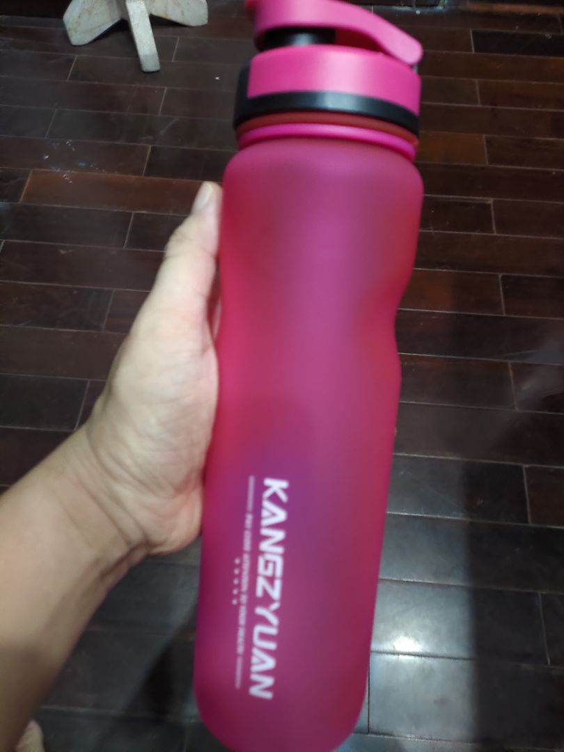 mình đặt màu đen sao giao màu hồng vậy
đàn ông đạp xe đạp mang theo cái bình màu hồng cho ai coi trời ơi!!