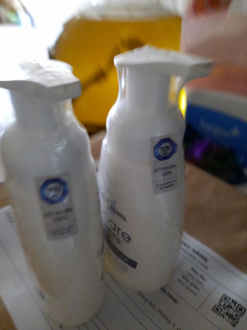 đang lúc loạn lạc mua được món gì khử trùng với diệt khuẩn là an tâm. mua rồi sản phẩm cũng đóng luôn báo hết hàng. mình thấy review tốt cộng với thích mùi quế nên mua ngay. hy vọng mau hết loạn để sản phẩm bán lại