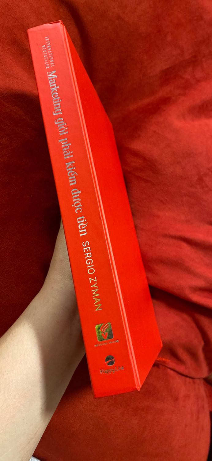 Một cuốn sách trình bày cực kì đẹp - chất giấy dày dặn rõ nét cực kì xứng đáng với giá. Mình đọc bị cuốn hút từng chữ với những định nghĩa về MKT cực kì đơn giản và rõ ràng ! Cảm ơn anh Thái Phạm & Cộng sự Happy Life
