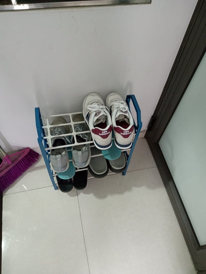 mình đi size 43 lên 1 tầng chỉ đặt được 1 đôi, nhỏ hơn thì sẽ vừa.
2 thanh bên mỏng, sợ dễ bị bãy, để mới hôm hơi siêu vẹo, với tầm tiền này thì cũng ổn mình đi size 43 lên 1 tầng chỉ đặt được 1 đôi, nhỏ hơn thì sẽ vừa.
2 thanh bên mỏng, sợ dễ bị bãy, để mới hôm hơi siêu vẹo, với tầm tiền này thì cũng ổn