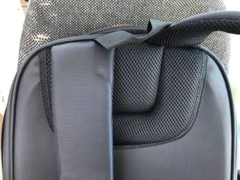 Giao hàng ở Sài Gòn nhanh đỉnh luôn, mới đặt chiều hôm trước sáng hôm sau có. Ba lô ổn áp, ko có chỉ thừa, đường may đẹp, chắc chắn.