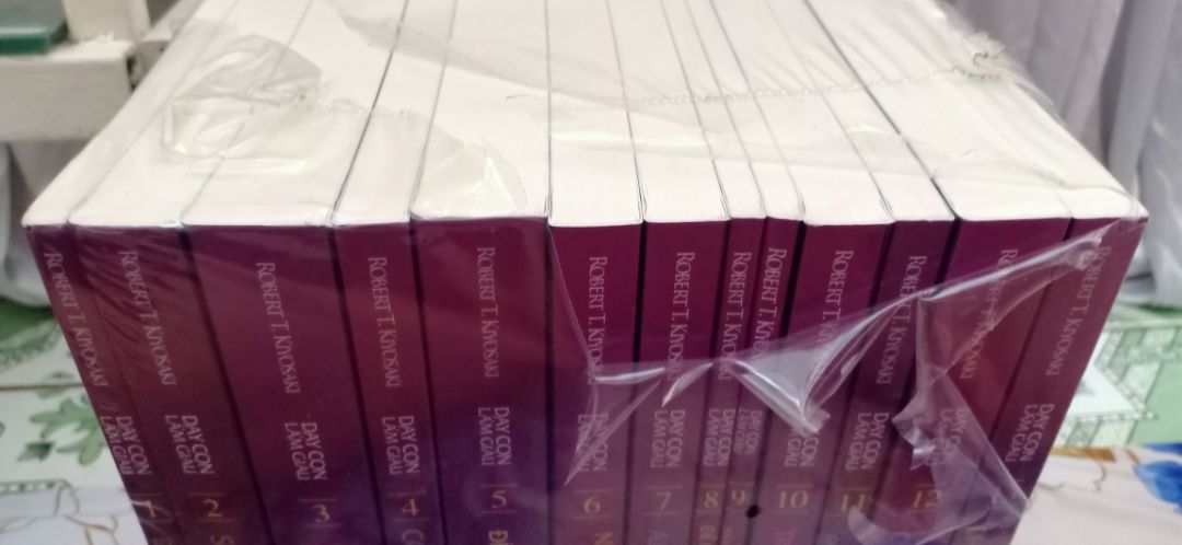 Mình đặt khi sale 50% và được mấy coupon giảm giá nữa nên giá rất chi là OK. Nhưng hàng về thì bị như vậy nên hơi thất vọng tí. Nhưng không sao vì sách bên trong vẫn tốt. 
Đây là bộ sách mình đọc thử rồi và thấy hay nên quyết định đặt mua nguyên bộ. Bạn/ anh/ chị nào đang quan tâm về kinh tế hay đầu tư thì mình rất recommend đọc bộ này nhé! 
Dù không phải ý kiến nào của tác giả mình cũng đồng ý nhưng mình cũng đã được mở mang đầu óc rất nhiều về việc sử dụng tiền.