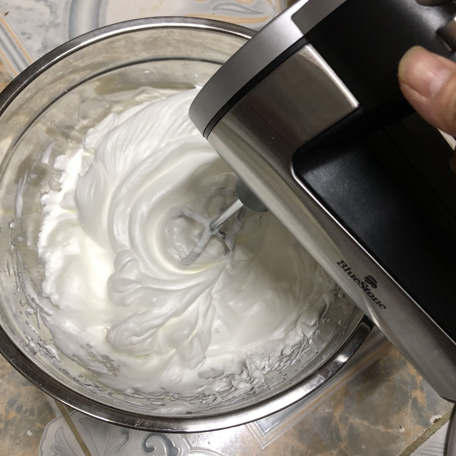 Phân vân mãi giữa em philip và e blue và chốt lại là em ý. Máy không nặng như mình nghĩ. Đánh trứng siêu thích. Cảm ơn bạn ship mưa to gió bão vẫn ship đúng giờ cho mình. Cám ơn tiki nhiều. À mà mua đúng lúc flash sale là 539k cộng thêm voucher 30k là mình đã mua chỉ giá 509k và freeship