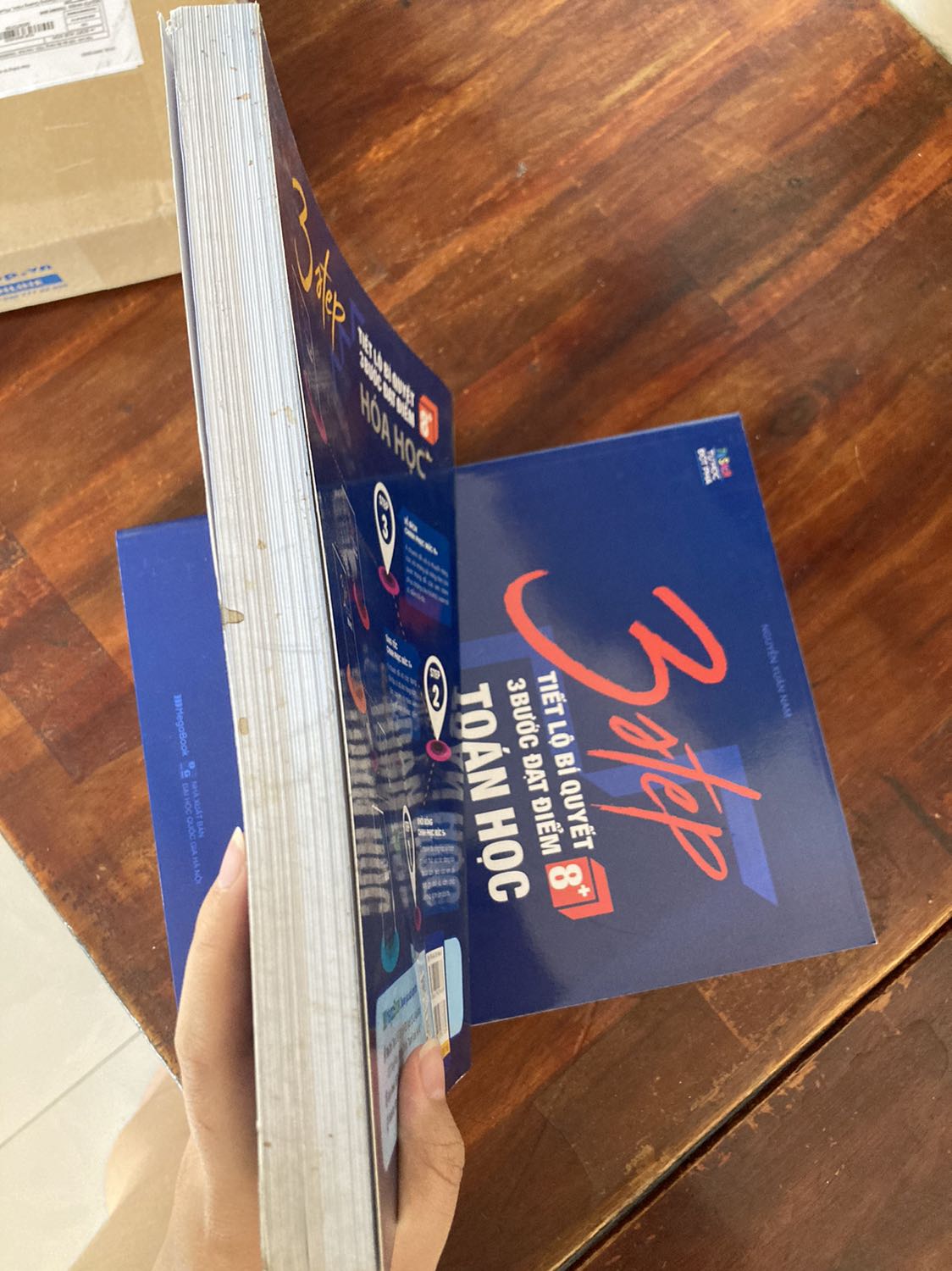 t để ảnh này ở đây cho những người mua sau nhoé🥰 sẽ ntn khi đặt hàng mong ngóng và nhận dc 1 cuốn sách bụi bặm bẩn như này ta, t có làm việc với shop r nhma shop k giải quyết nên th viết đánh giá z