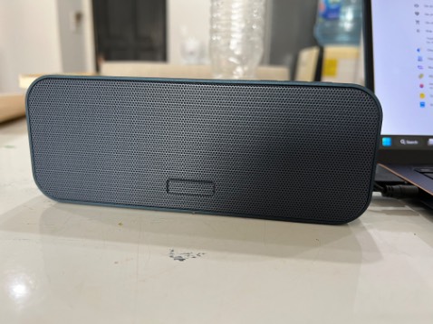 Ưu điểm: Giá rẻ, kiểu dáng rất đẹp, cầm chắc tay. Âm thanh nghe ổn.
Khuyết điểm:
+ Kết nối Bluetooth với laptop không ổn định (âm thanh bị giật). Mới sạc pin mấy tiếng xong mà khi bật nhạc đèn xanh cứ chớp chớp kiểu hết pin/hoặc kiểu kết nối chập chờn dù để loa rất gần laptop (như clip mình có quay và up kèm). Khi tắt player trên laptop thì kết nối cũng bị ngắt và khi play bài mới thì phải kết nối Bluetooth lại.
+ Kết nối qua cổng 3.5mm thì âm thanh ổn định, tuy nhiên khi bài hát play hoặc stop đều nghe tiếng "bụp" (như clip mình up kèm).
Không biết có phải do máy mình bị lỗi không? Hay mọi người cũng bị vậy nhỉ?