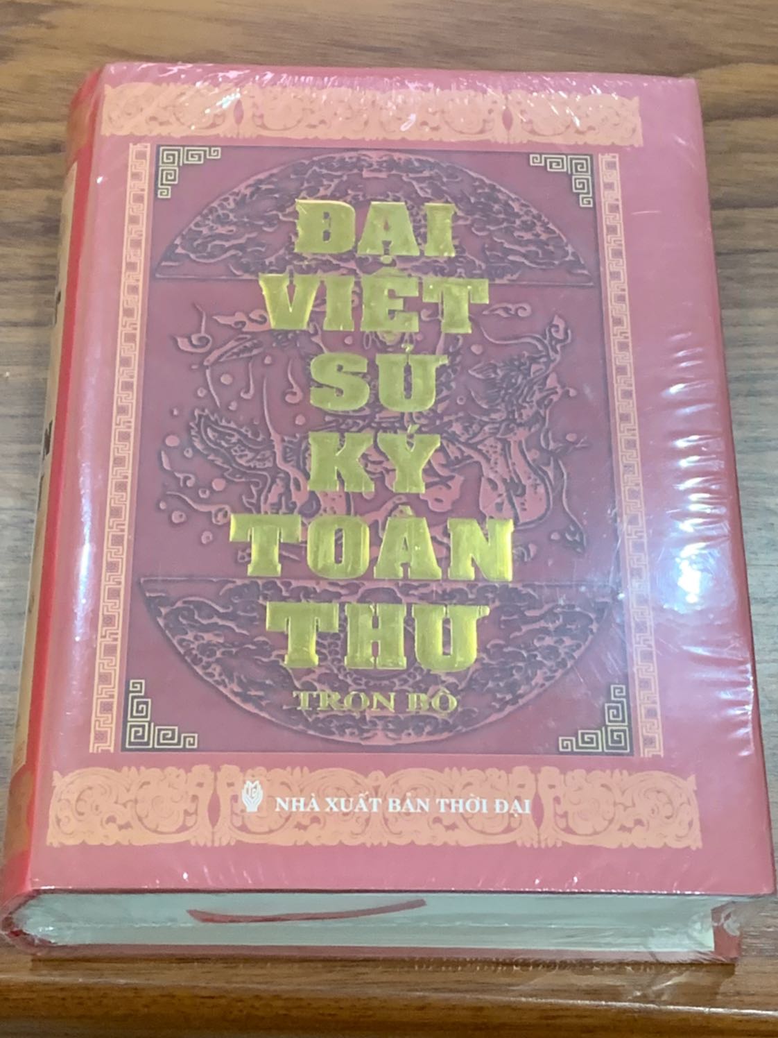 Người Việt Nam có câu: “Lá rụng về cội”. Bất cứ một đứa trẻ nào khi lớn lên đều muốn biết các bậc sinh thành ra mình. Rộng hơn, dân tộc nào cũng phải biết lịch sử nước nhà. Người Việt Nam luôn tự hào về lịch sử hàng ngàn năm giữ nước và dựng nước của dân tộc với truyền thống đoàn kết, lao động cần cù, kiên nhẫn và sáng tạo mang đậm tư tưởng nhân văn tiến bộ trong một cộng đồng rộng lớn. Đó chính là sức mạnh tiềm ẩn, là nét độc đáo riêng, là “hồn thiêng sông núi” của ***. Tất cả đều hấp dẫn, lý thú, vậy mà nó đang có nguy cơ xa lạ với mọi người.
Thế hệ chúng tôi ngày trước, sách vở, tài liệu không phong phú như bây giờ; sách giáo khoa chỉ nói ngắn gọn nhưng đổi lại là thầy cô hướng dẫn tìm đọc thêm các quyển sách mang tính lịch sử như: Những vì sao đất nước, Trăng nước Chương Dương, Sát Thát… Càng đọc, càng suy ngẫm mà thầm thán phục trí tuệ của cha ông, tự dưng môn lịch sử đi vào tiềm thức của chúng tôi. Tôi thầm cám ơn thầy cô ở trường sư phạm đã dạy tôi biết cách tìm tòi, khám phá nhiều vấn đề lịch sử lý thú. Lịch sử phát triển theo quy luật: Một triều đại nào cũng bắt đầu từ việc hình thành, phát triển và suy vong hay đại nghĩa bao giờ cũng thắng hung tàn… Bất cứ ai cũng có thể tìm hiểu để biết cái hay ta học, cái dở ta tránh. Nhà chính trị Roma Xi-xê-rông đã nói: “Lịch sử là thầy dạy cuộc sống”. Tìm hiểu lịch sử để biết quá khứ, hiểu hiện tại và dự đoán cho tương lai. Quá khứ, hiện tại và tương lai là một dòng chảy liên tục, cái mới ra đời trên mảnh đất truyền thống.
Qua sách báo, phim ảnh, giới trẻ ngày nay lại thuộc sử Tàu hơn sử ta (họ lại quên rằng hơn 1.000 năm đô hộ, phong kiến phương Bắc không tài nào đồng hóa nổi người Việt Nam). Nhiều người lo ngại tìm mọi biện pháp để kéo thanh niên, học sinh quay về lịch sử dân tộc thông qua games show, trò chơi vận động, tuyên truyền trên đường phố… Đó chẳng qua chỉ làm phần ngọn. Xem những thanh niên trả lời chính xác ngày tháng, sự kiện lịch sử trong một games show, liệu có thể kết luận họ đã thông thạo lịch sử nước nhà? Chưa hẳn. Đó chẳng qua là có sự chuẩn bị, là hệ quả tất yếu của lối học vẹt trong nhà trường xem nặng ngày tháng, sự kiện hơn là bản chất sự kiện. Tôi không hiểu sao bây giờ các cuộc thi người ta hay hỏi về ngày, tháng, năm xảy ra sự kiện hơn là hướng dẫn học sinh khám phá sự kiện? Có lẽ do tiết dạy đã được “đo ni đóng giày” nên chẳng ai dám đi xa hơn. Thầy trò cùng nhau “cưỡi ngựa xem hoa” để “biết” thôi chứ không thể “tường” được.  Vậy là học trò cứ tự tìm hiểu mà không được định hướng. Cái gì thấy cổ đều cho là lịch sử nên mới có chuyện “đồng thau lẫn lộn”, “râu ông này cắm cằm bà kia”.
Trong xu thế hội nhập, toàn cầu hóa hiện nay, nếu không giữ được bản sắc văn hóa dân tộc thì rất có thể bị hòa tan, bị nhấn chìm. Nếu không biết dựa vào lịch sử, xem nhẹ lịch sử thì không thể định hướng và không thể tìm đâu ra điểm tựa cho mình. Trên diễn đàn hay các phương tiện thông tin, các nhà khoa học Việt Nam đã báo động điều này từ rất lâu, nhưng luôn bị chìm vào trong quên lãng từ năm này qua năm khác. Biểu hiện của nó chính là kết quả môn lịch sử trong các kỳ thi ĐH vừa qua.
Trong thời đại bùng nổ thông tin như hiện nay, nhà nhà đều kết nối internet vậy mà những trang web lịch sử chỉ đếm trên đầu ngón tay. Theo tôi, giải pháp tạm thời nên lập ra những trang web lịch sử để mọi người cùng truy cập tìm hiểu, càng thêm yêu đất nước, tự hào về dân tộc.
