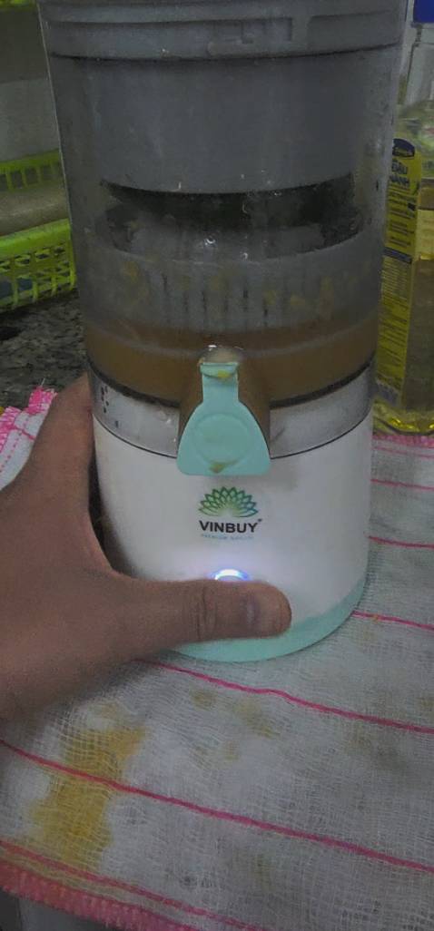Chất lượng kém, vắt quả thứ 2 thì không vắt được nữa, chạy lên phân nữa rồi kêu e e, tháo nắp ra mới chay đĩa vắt lên được. Không đáng tiền. Tôi muốn trả hàng.