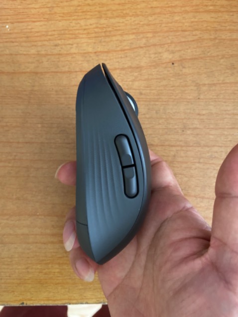 - Giao hàng: Nhanh
- Đóng gói: Cẩn thận
- Thiết kế: Chuột cầm vừa vặn và chắc tay, bấm rất êm, không hề phát tiếng ồn.