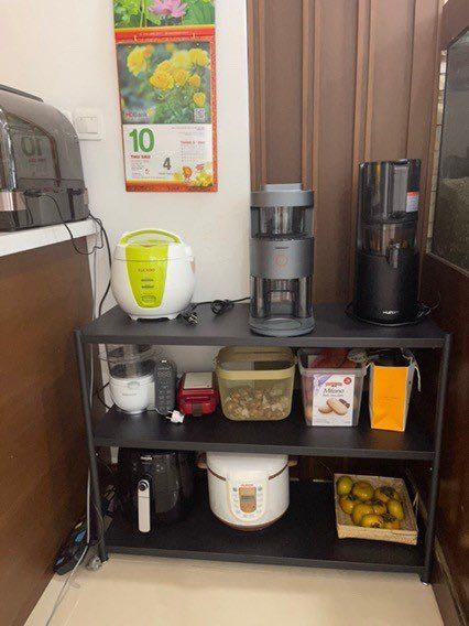 Giao nhanh, đóng gói cẩn thận. Đựng gọn đồ hẳn, độ chắc thì cũng vừa phải, để mấy đồ bếp là hợp lý, vì mình k cần di chuyển nên lắp chân cố định cho vững. Sản phẩm cũng đủ ốc, xoắn, găng tay cũng ổn lắm đó mng