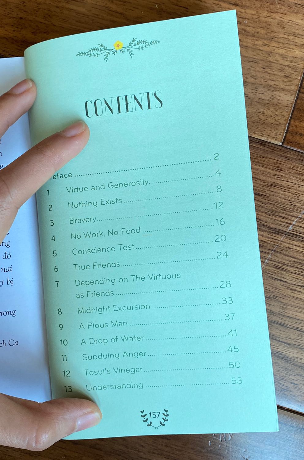 FONT CHỮ KHÓ ĐỌC, NỘI DUNG HÀN LÂM

Nội dung: sách đa phần về Phật, nội dung hàn lâm, nên phần từ vựng khó hiểu, không có tính ứng dụng cao. 
Hình thức: phần tiếng anh font chữ dễ xem, phần tiếng Việt cái font đọc nhìn đau mắt và rất khó chịu luôn. 
Điểm cộng duy nhất là in màu khá đẹp, nhưng hình trong các trang in hơi sến kiểu chim chóc tung bay loạn xạ. 
May là chỉ mua thử 1 cuốn xem như nào. Sẽ k mua những cuốn còn lại!