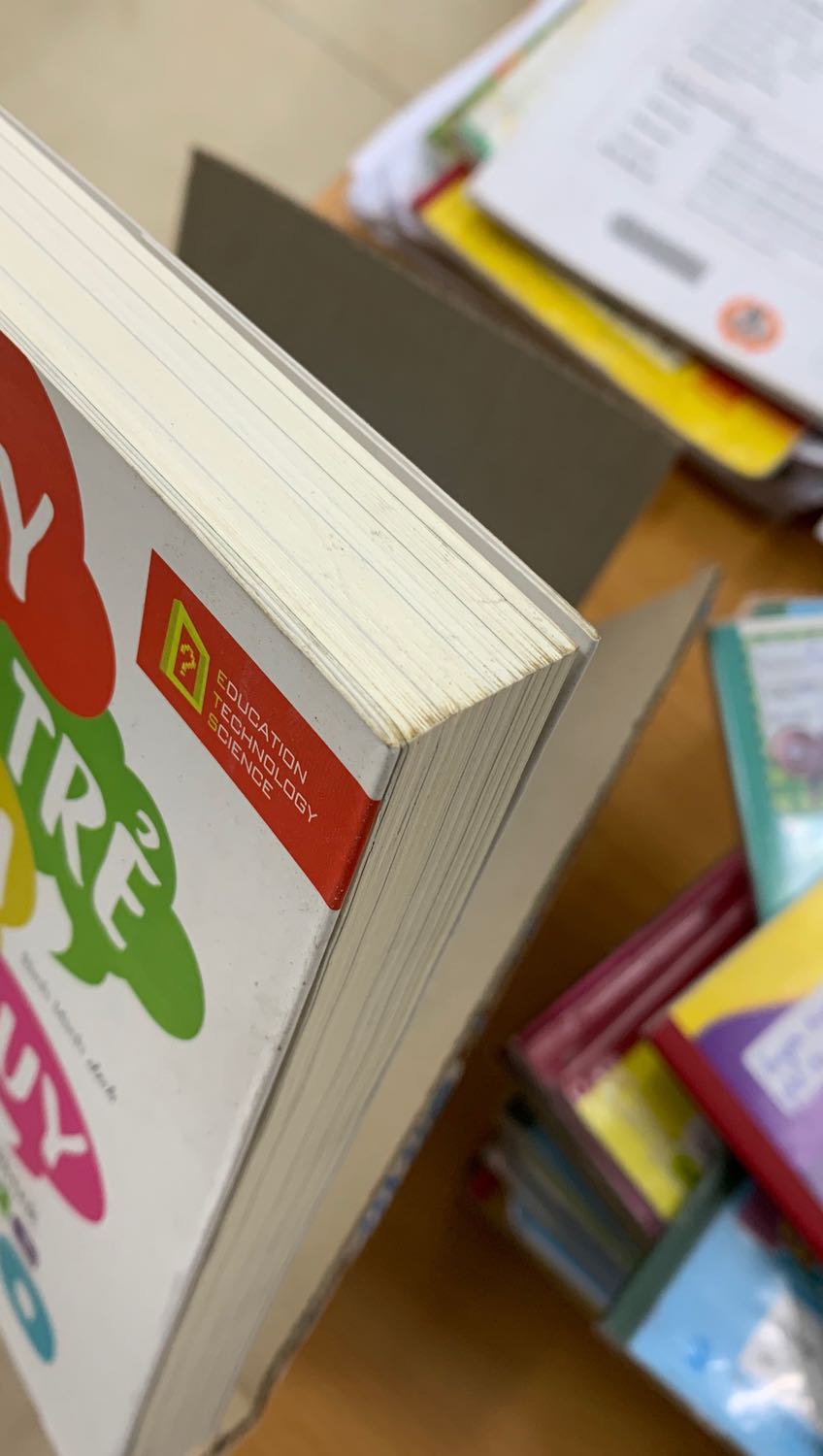 Mình bỏ tiền mua sách mới mà nhận được tiên tay y hệt sách cũ. Bìa sách bụi bặm, mép sách thì bẩn. Riêng cầm sách như thế này đã cảm thấy không hài lòng một chút nào rồi.