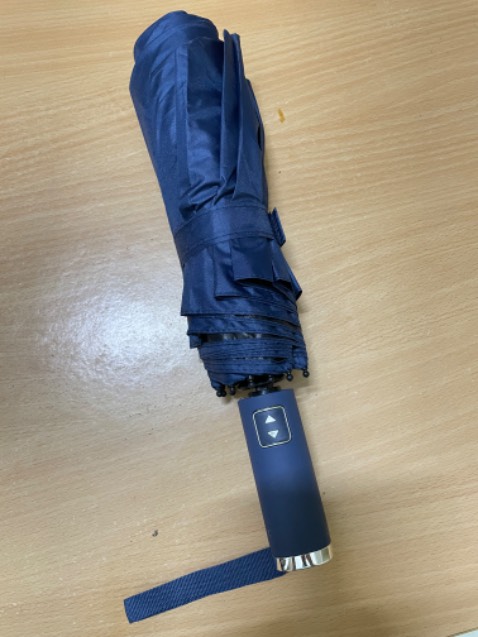 Sản phẩm không giống hình minh hoạ. Tay cầm nhìn rõ sự khác biệt. Nan dù khá chắc chắn nhưng trông có vẻ ko chắc chắc như hình ảnh.