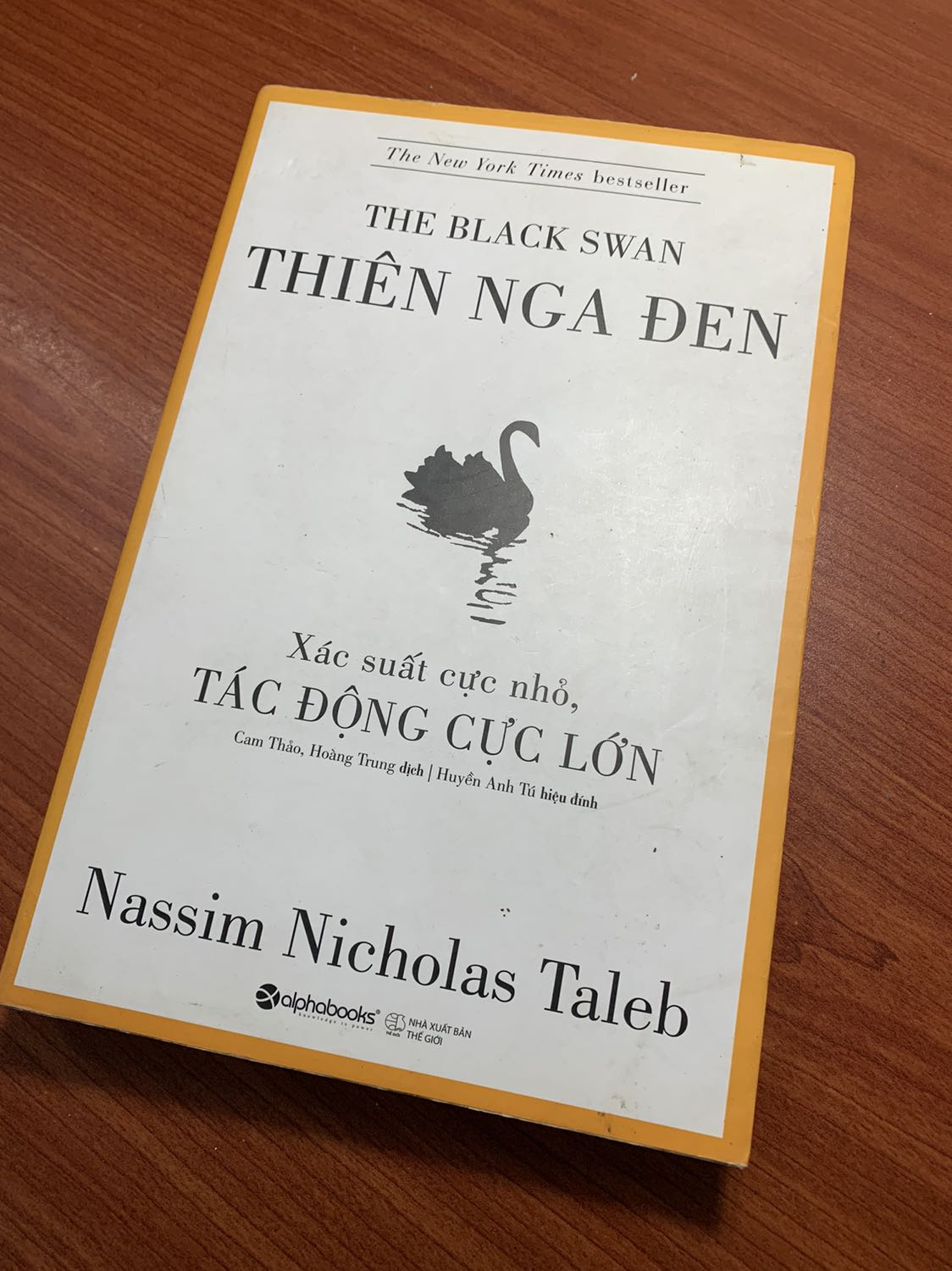 Cuốn sách sẽ cho bạn một cái nhìn mới về việc đưa ra quyết định dựa vào lý thuyết thống kê. Cuộc sống không có gì là chính xác 100% và ta thường bỏ qua những trường hợp có thể xảy ra với một xác xuất cực thấp. Điều này dẫn đến việc ta không lên phương án phòng thủ, từ đó phải gánh chịu một hậu quả nặng nề khi nó xuất hiện.
Ví dụ trong sách: bạn cho con gà ăn trong 1000 ngày và trong 1000 ngày đó con gà xem bạn như mẹ. Đến ngày 1001, nó đủ kg để mần thịt, bụp, thế là nó chết mà chưa hiểu chuyện gì xảy ra.
