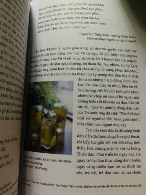 Sách dày, 341 trang, in màu, chất lượng. “Đọc chuyện trà nghe thấy tiếng cha ông”