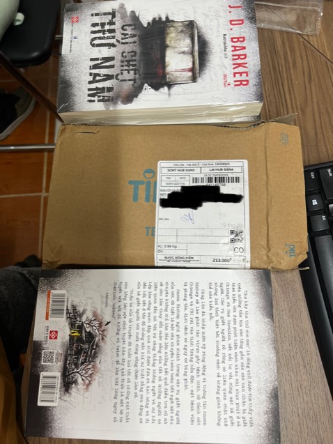 Giao từ HN tới HCM quá nhanh quá nguy hiểm, bể hộp bung  nắp, bể góc sách, sách k bik có quăng ra ngoài k mà dơ hầy, cũ quoăn, đi xa mà còn sợ tốn 1 miếng bọc quấn tới tay thấy thảm quá xá