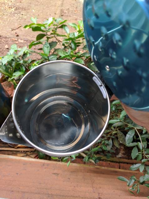 Shop đóng gói rất kĩ 2 lớp chống sốc khí lên nhận không ấm nào bị móp cả, ấm inox 304 chuẩn nhưng khá là mỏng đế cũng khá èo ợt. Mua giá sale 99k ấm lên chấp nhận được nắp ấm được bọc inox lên được cộng điểm