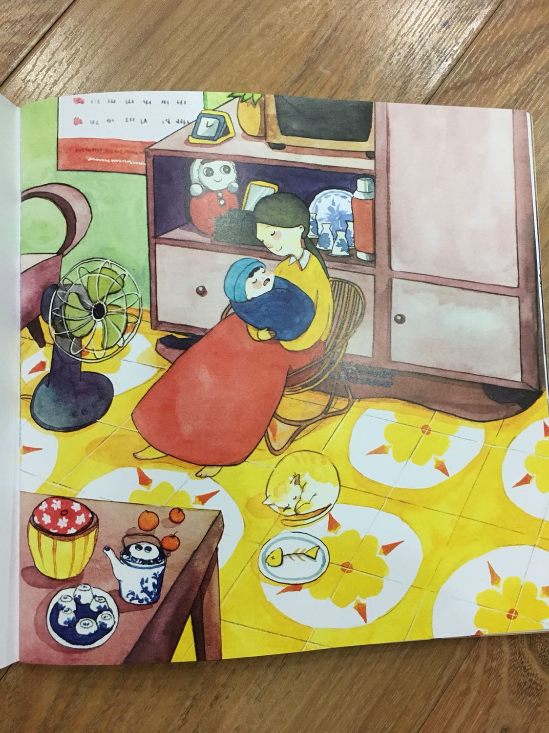 1 cuốn sách mang lại cho mình rất nhiều cảm xúc khó nói thành lời, chỉ biết là cực kỳ cảm động.
Sách hay, tranh minh hoạ rất đẹp. Khi đọc cho con nghe những trang cuối cùng, mình nghẹn ngào ko thể đọc tiếp nổi. Có lẽ do mình mới lần đầu làm mẹ, con mình vẫn còn bé nên mình cảm nhận được đầy đủ những cảm xúc mà tác giả muốn gửi gắm.
Rất mong mỗi ***, mỗi người con đều có 1 cuốn sách này cho riêng mình.