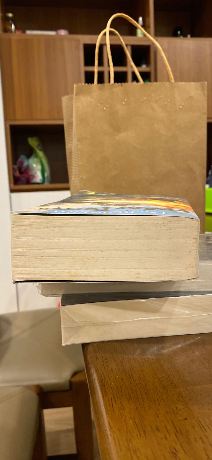 Mình nhận 3 cuốn tập 2,3,4 thì cuốn tập 4 không còn trong giấy bóng, bị mốc và nhăn giấy như sách cũ. Không thể chấp nhận sự cẩu thả này