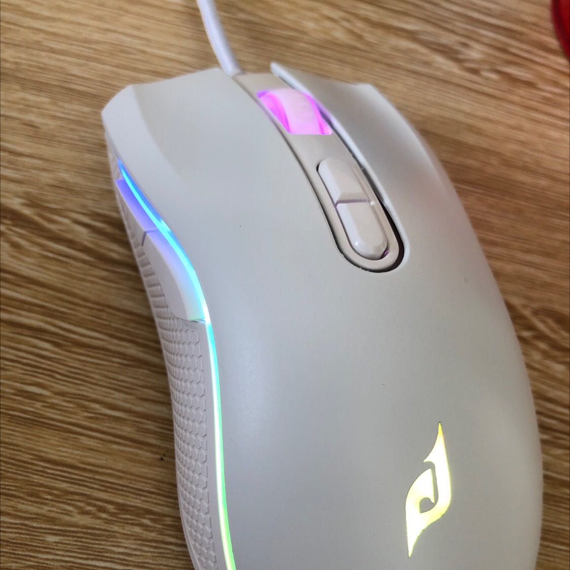 Kích thước e chuột vừa với mọi size tay, led đều, đẹp. Hàng Việt Nam mà được thế này cũng tuyệt vời. Đáng tiền 💰