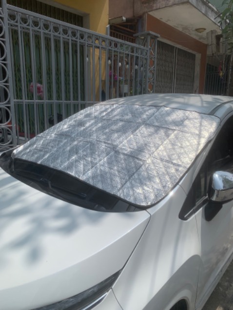 Bản che quá nhỏ, gạt mưa ko chận được mép dưới, gió thốc là bung ra, tai kẹp cửa lớn hơn chút thì tốt,