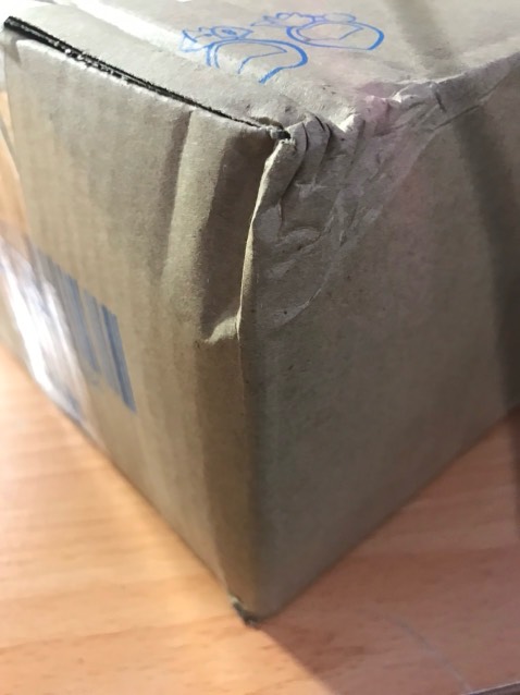 Khi mới nhận hàng, thùng có bị móp một tí. Nhưng sách bên trong vẫn trong tình trạng tốt và được bọc kỹ. Tuy sách có hơi bụi một tí nhưng phủi một tí là ổn rồi. 
Bìa sách rất xinh và chất lượng sách thì rất ổn áp. 
Sách được giao tới đúng hẹn và anh shipper rất thân thiện.