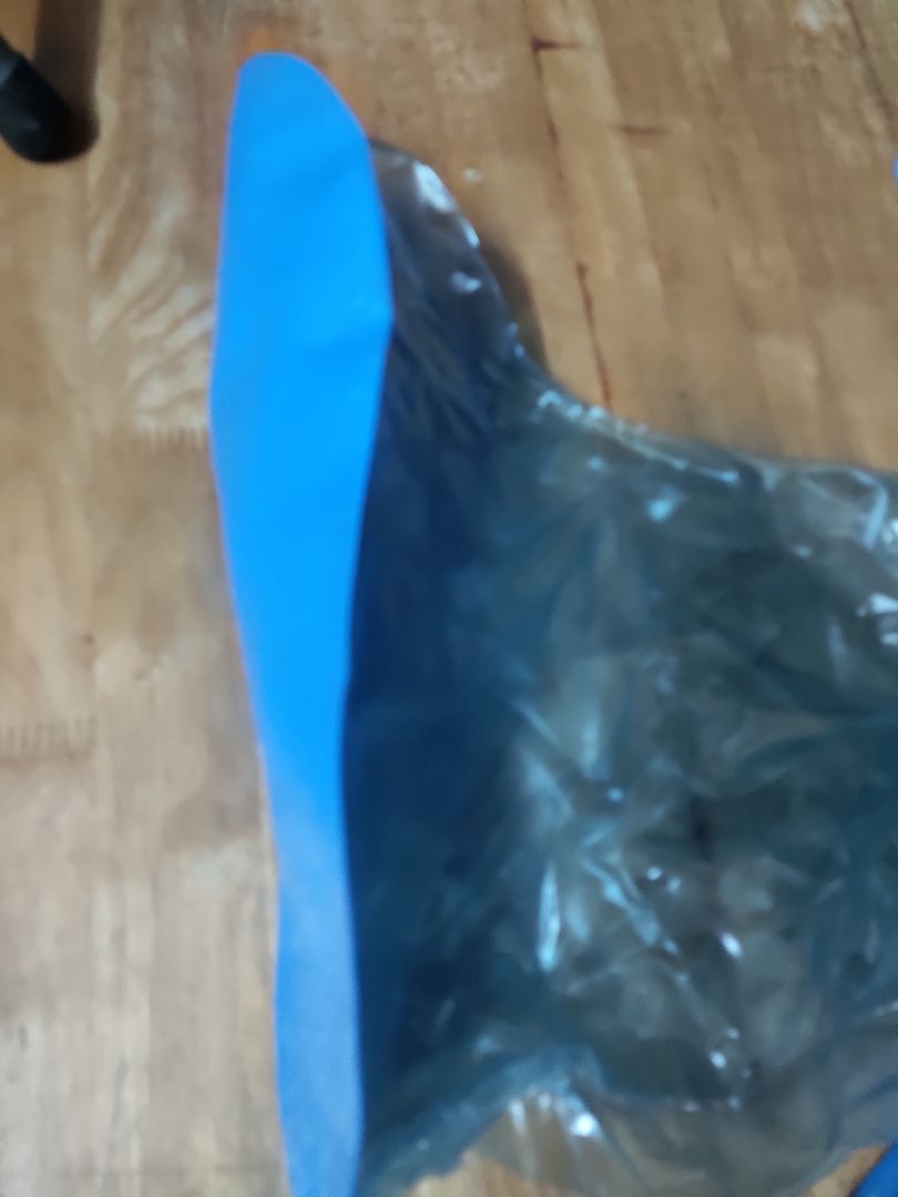 Ủng quá cỡ so với kích thước chân của mình (chân mình size 36) nhưng theo mình thì cũng quá to so với chân của nam chứ ko riêng gì nữ. Đế ko dày như mình nghĩ, cảm giác nhận hàng xong khá thất vọng! Haizz đeo tạm mùa mưa vậy ??