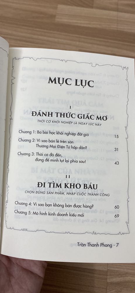 Thực sự rất bất ngờ với tốc độ giao của sách, mình mới đặt buổi tối ngay ngày mai đã có sách trên tay rồi. Sách cập nhật những kiến thức cơ bản và chi tiết về thương mại điện tử, hướng dẫn bạn đọc theo cách cầm tay chỉ việc, rất phù hợp cho các bạn quan tâm lĩnh vực này. Chữ to rõ ràng, giấy hơi vàng đọc dịu mắt. Hy vọng sẽ sớm có trọn bộ 4 cuốn của anh Phong :))
