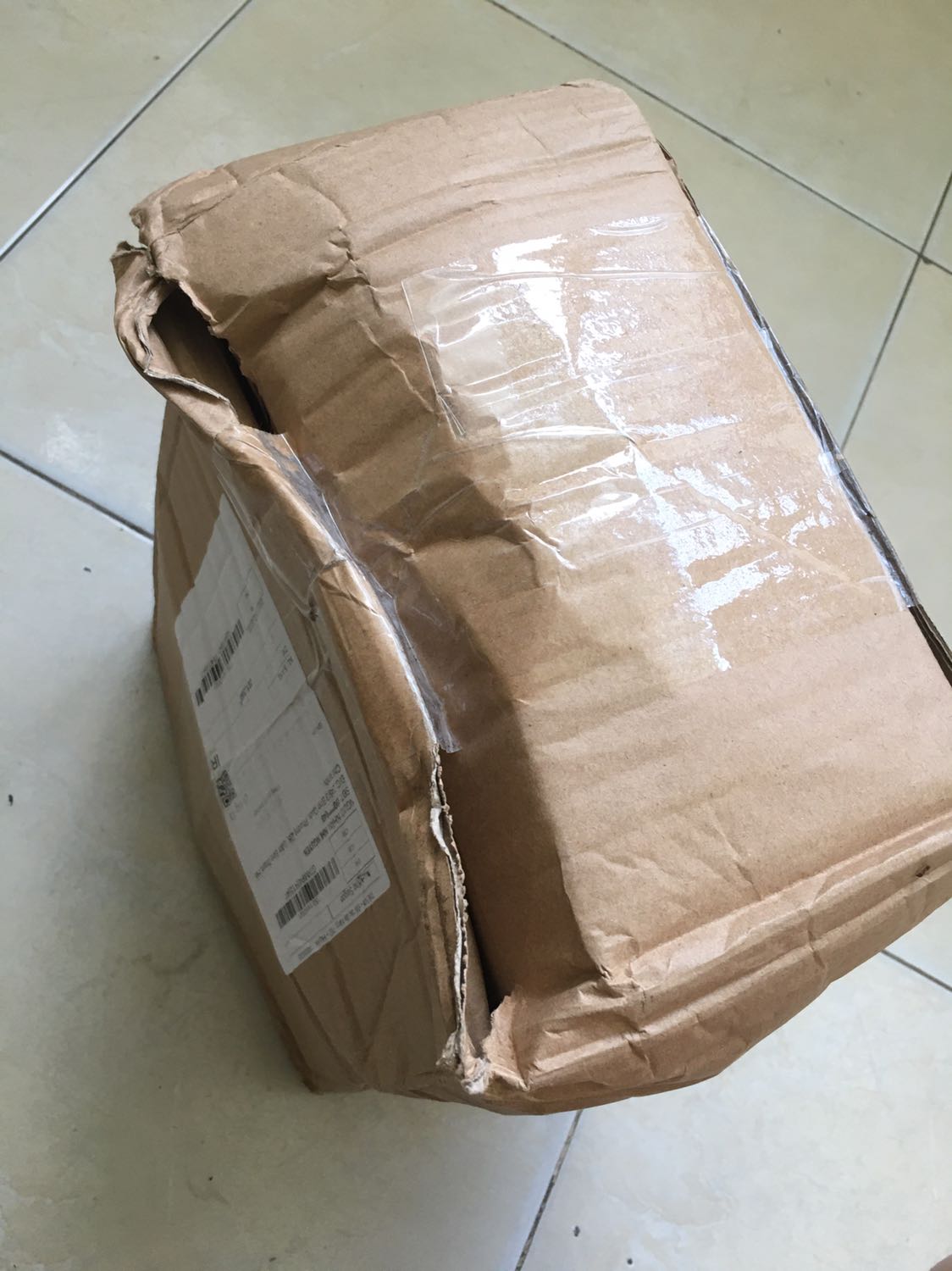 Hàng giao lâu, thùng hàng gói móp méo, xộc xệch. Hàng bên trong cũng rách gói giấy như hình. Mình cảm thấy tiki và thiên long ko tôn trọng khách hàng khi bán những sp như vậy cho khách.
Từ ngày 1/10 thì tất cả các gói hàng mình nhận từ tiki đều móp méo như vậy, có hàng còn bị hỏng nữa, tiki nên khắc phục việc này Hàng giao lâu, thùng hàng gói móp méo, xộc xệch. Hàng bên trong cũng rách gói giấy như hình. Mình cảm thấy tiki và thiên long ko tôn trọng khách hàng khi bán những sp như vậy cho khách.
Từ ngày 1/10 thì tất cả các gói hàng mình nhận từ tiki đều móp méo như vậy, có hàng còn bị hỏng nữa, tiki nên khắc phục việc này