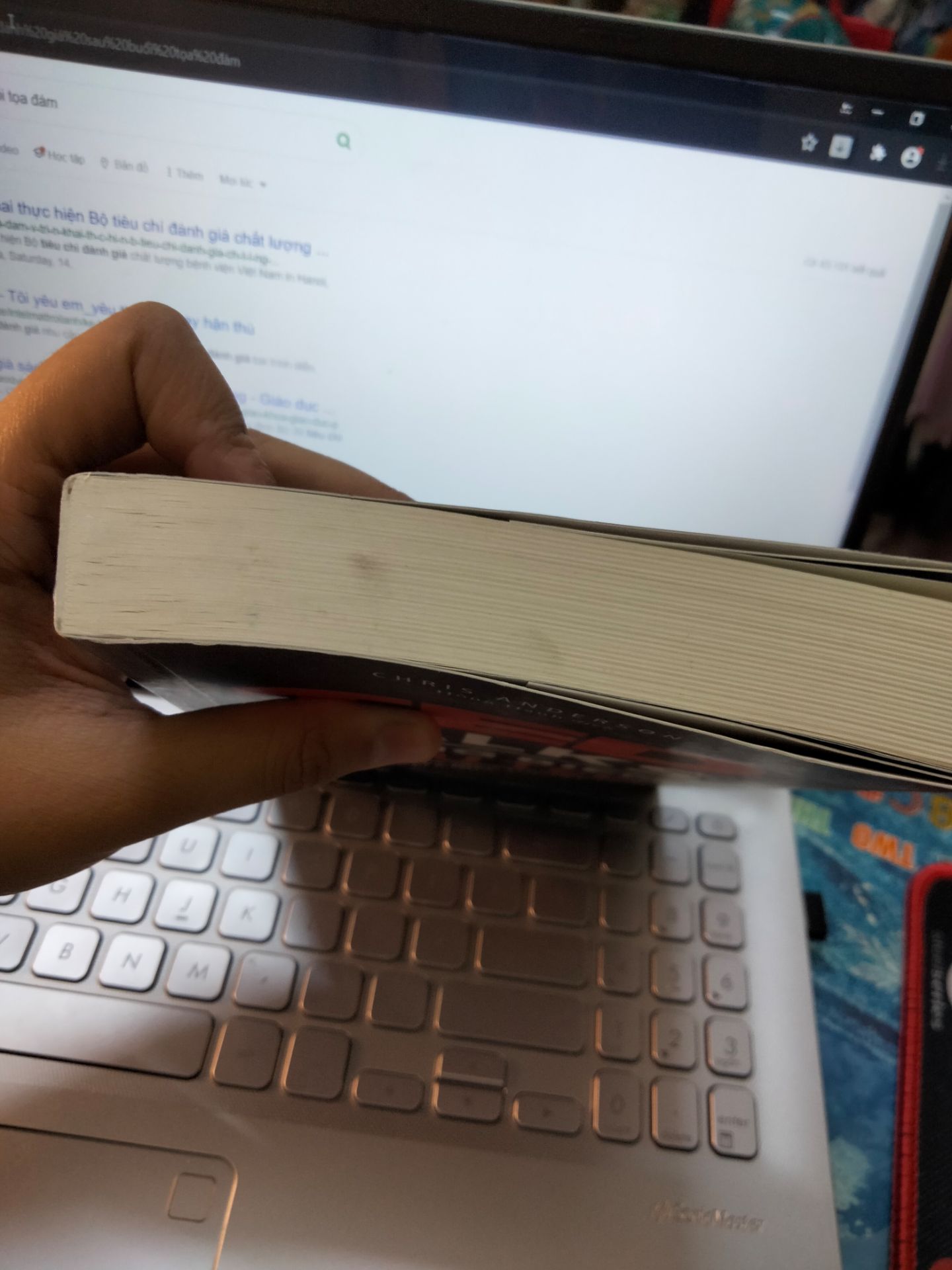 Sách bị bẩn với bìa bị xước.