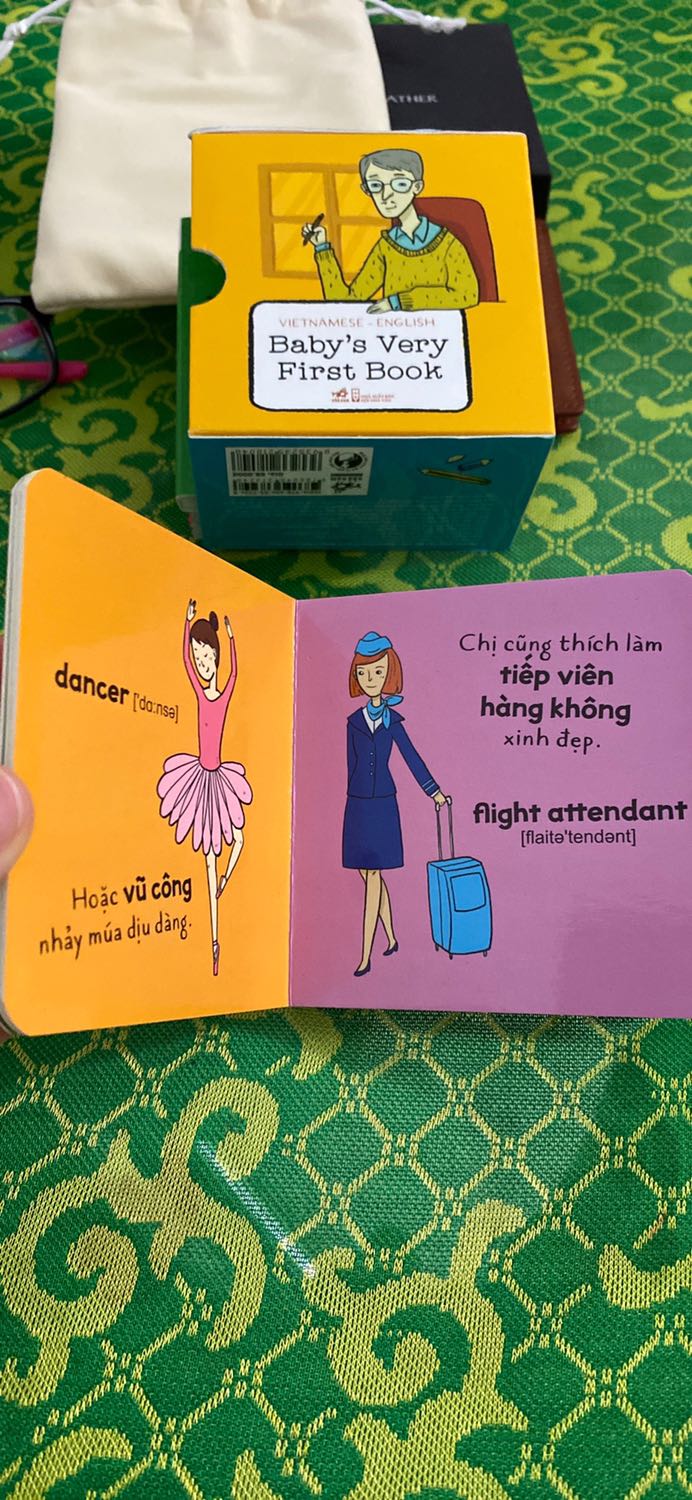 Vô cùng dễ thương nhé!
Rất thích hợp cho các bạn nhỏ nè!
Mình mua cho cháu với giá sale chỉ còn 57,200₫ 
nhưng giá trị vô cùng tuyệt vời!
Sách bìa cứng, nhỏ gọn, cầm vừa tay cho các bé,
nhiều  màu sắc và hình ảnh đáng yêu, kích thích thị giác và trí nhớ cho bé!
Sẽ tiếp tục ủng hộ sách Nhã Nam
Cảm ơn TIKI