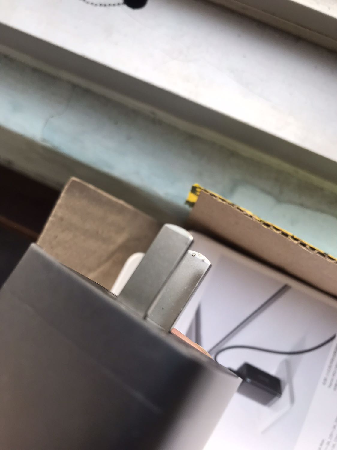 Hộp hơi móp nhưng không sao. Chân sạc có dấu hiệu bị cắm thử ổ điện và nó nổ cái chát nên để lại 2 dấu nám trên đầu chân sạc. Check mã qr code thì đây là hàng chính hảng. Sạc rất mạnh như quảng cáo. Nói chung là được. 
Vẫn đang chờ hoá đơn VAT của shop.