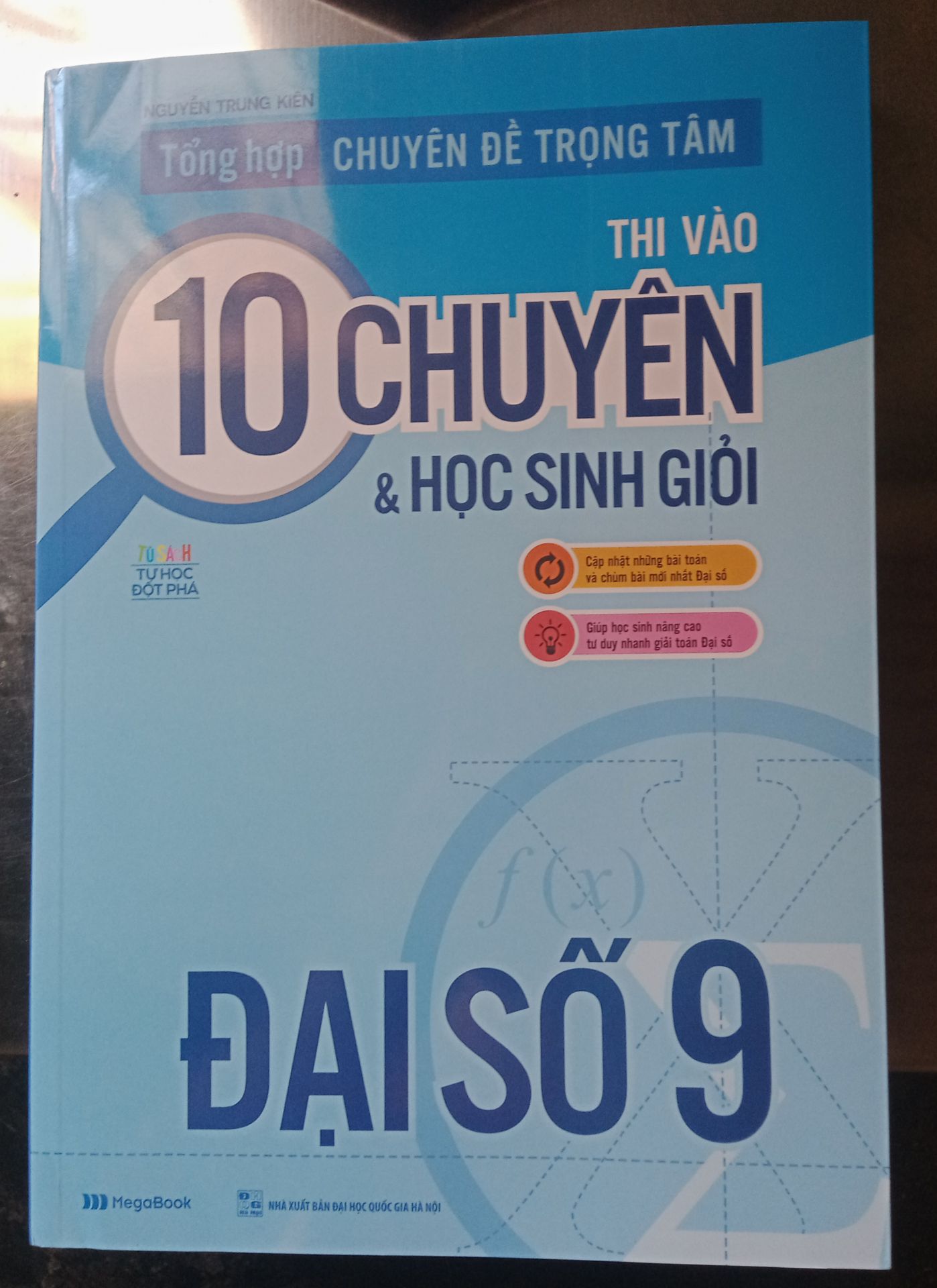 Nội dung sách khá hay, phù hợp với các bạn có ý định thi HSG và chuyên Toán. Sách không bị nhăn, khổ giấy to, trình bày dễ hiểu