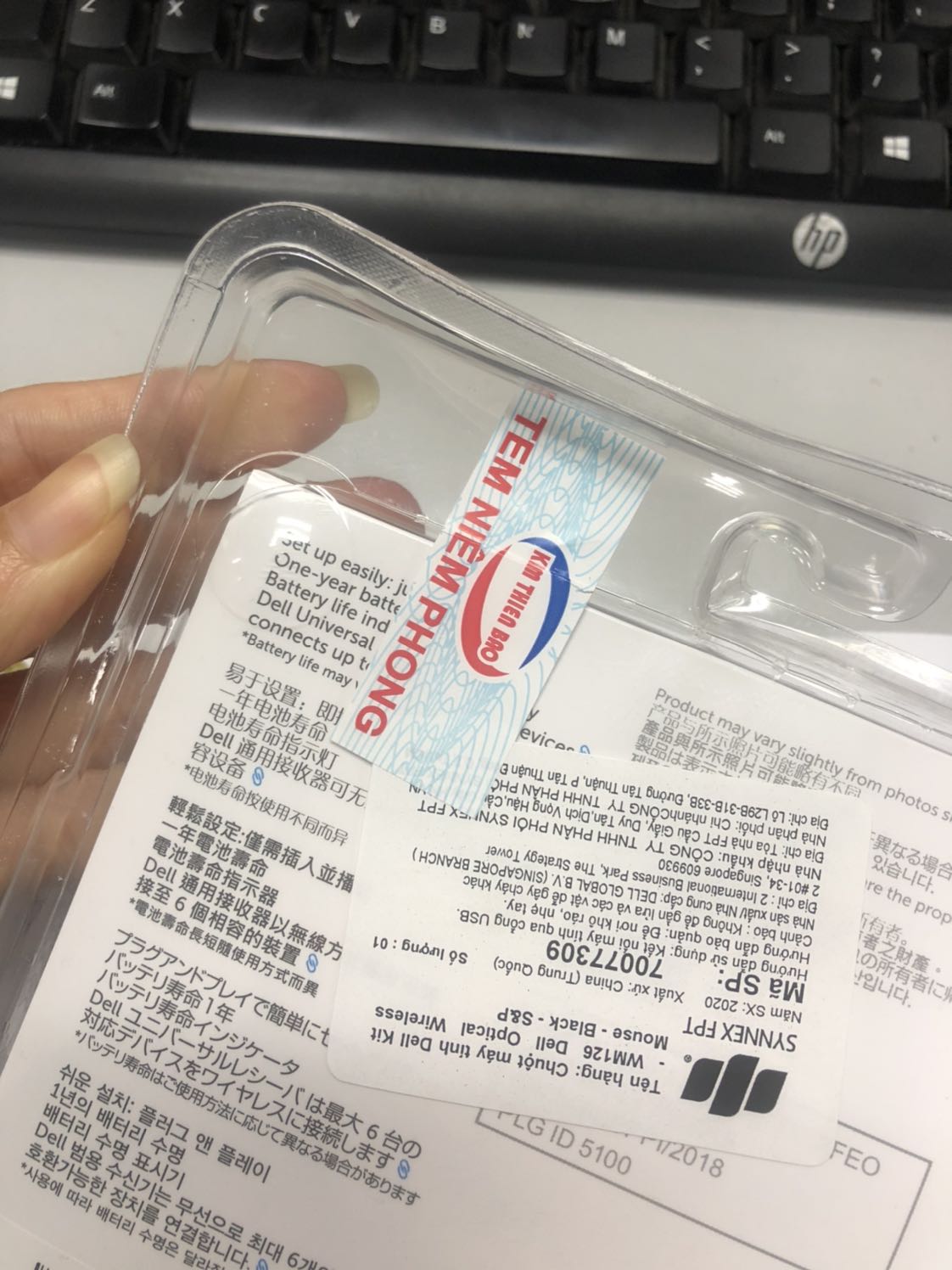 Mình mua chuột để đem tặng nhưng về thì vỏ bị bóc ra mất tiêu rồi. Sau đó có dán bù tem niêm phong để dính lại vỏ. Nếu mình mua về sử dụng thì ko có vấn đề gì nhưng đem tặng thì nó ko đẹp cho lắm. Shop lần sau chú ý nhé ạ đừng gửi những hàng bóc rồi kiểu này.