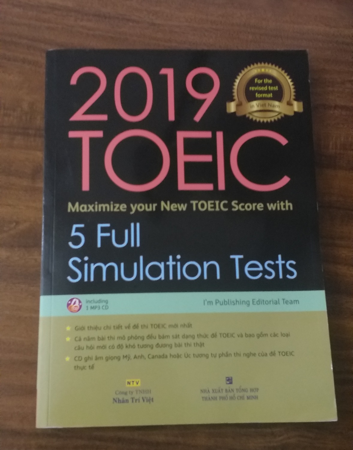 - Nội dung sách là 5 đề thi TOEIC theo format mới, có lời giải chi tiết, có đĩa CD
- Sơ lược về bài thi TOEIC, so sánh đề cũ và mới
- Xu hướng ra đề
- Mẹo làm bài thi
- Bìa hơi cũ, giấy hơi nhăn