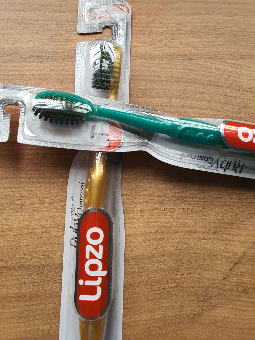 Giá hợp lý, giao hàng nhanh. Lông bàn chải mềm, tay cầm đẹp và chắc chắn, đánh răng ko bị chảy máu chân răng. Mình mua combo 3 chiếc dùng dần.