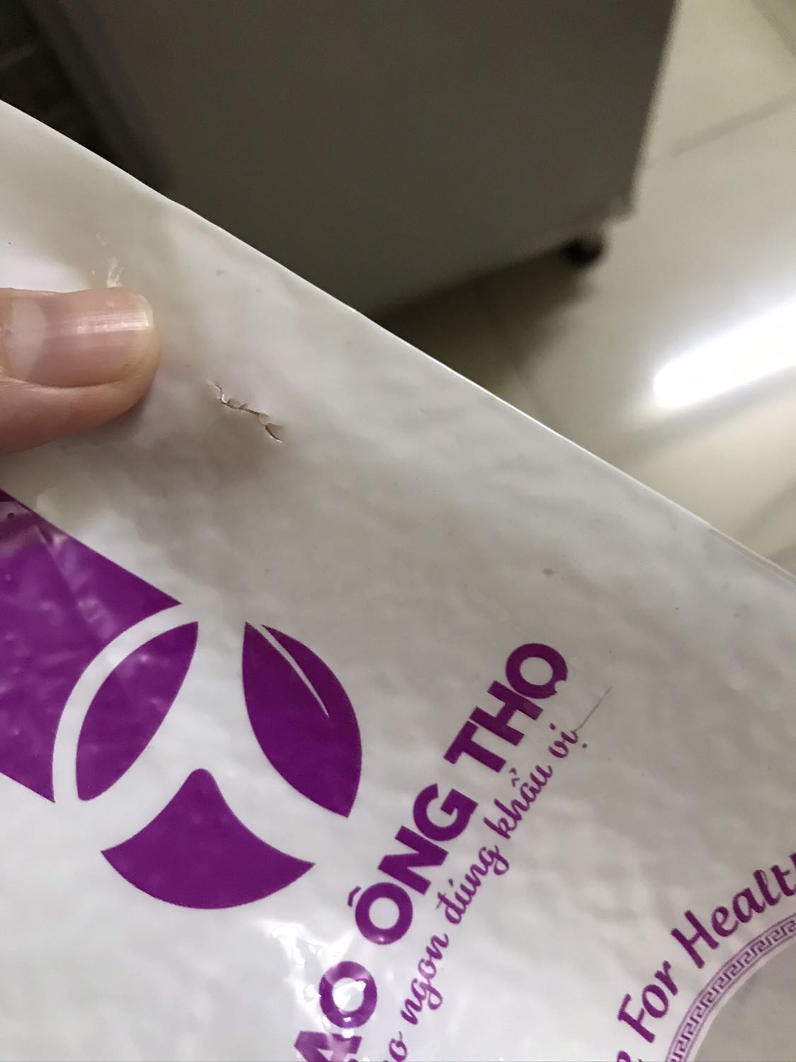 Lần đầu tiên mua hàng ở tiki mà thất vọng vậy, bịch gạo giao ở nhà của mình có vết thủng, đổ ra thì gạo có mọt đầy. Mình có mua 1 bịch nữa (mình nhận) thì ổn và vẫn còn hút chân không. 
Dù sao đây cũng là 1 trải nghiệm vô cùng tệ, mong tiki kiểm tra hàng trước khi giao.