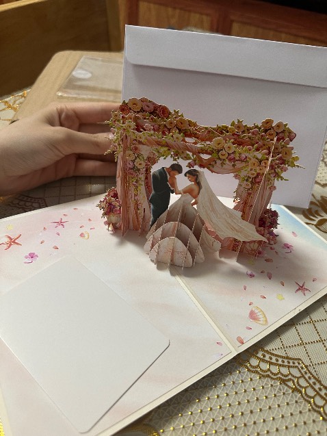 Chời đẹp xỉu. Gói hàng cẩn thận, thiệp cứng cáp. Mua thiệp này mừng cưới là vừa độc lạ vừa sang lun á