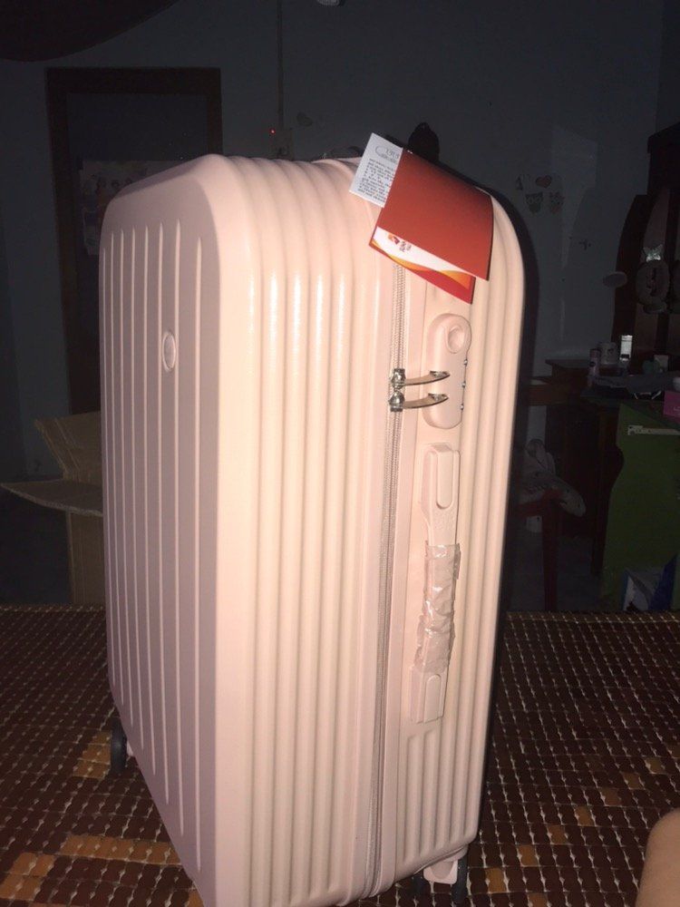 Rất hài lòng với sản phẩm của shop.Vali chắc chắn, đóng gói cẩn, màu xinh, kiểu dáng đẹp, rất ưng ý nên mua nha mn