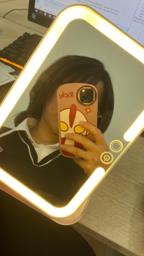 Nó thật sự rất đẹp luôn ý đóng gói kĩ nè gương đẹp,đèn cx đẹp nữa nói chung là rất rất đáng mua nha với gia tiền như thế là mjfnh thấy cx lo có mắc,đc tặng cả xạc nữa ok lắm luôn