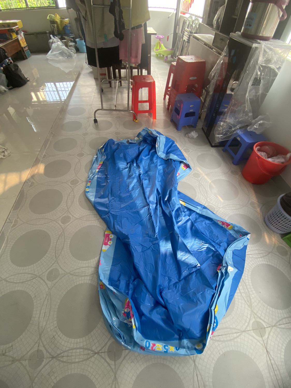 Mẹ kíp đưa cái bao nhựa này làm gì? Lấy mồm thổi vào à? Làm ăn đeo gi vay?