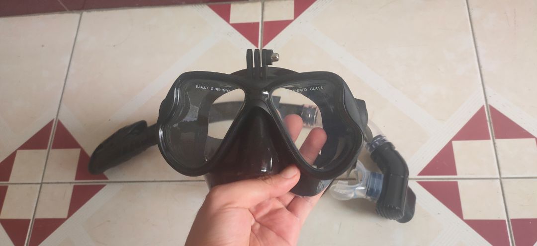 Kính đen cường lực loại tốt hơn cái màu xanh cũ của mình, rất chất lượng 👌