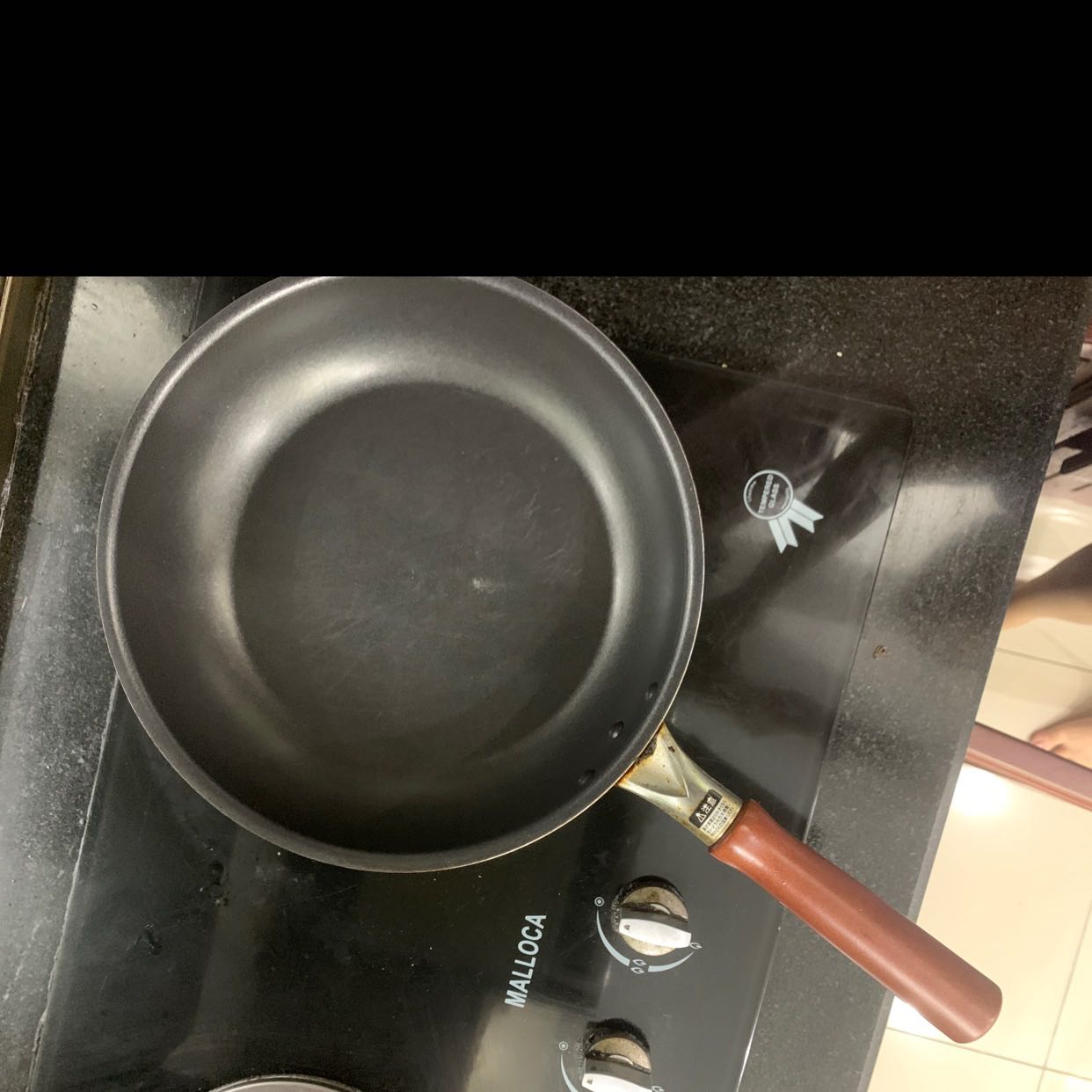 Chảo tốt, chiên rất ít dầu thì không bị bắn dầu, không bị dính chảo. Cán gỗ cần tay chắc chắn, cách nhiệt, không bị nóng khi chiên. Ban đầu mình chiên cho nhiều dầu thì thấy chảo bắn dầu rất kinh khủng, mình rất sợ. Nhưng sau này biết dùng ít dầu hơn thì k còn bị bắn nữa. Nói chung sử dụng cũng tạm được, chất lượng bình thường.