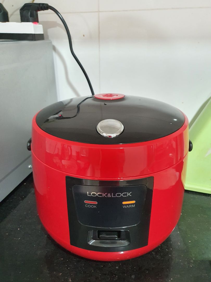 nồi cơm nhỏ, phù hợp bữa cơm 2-3 người lớn. nấu được chừng 1.5 *** gạo (*** sữa đặc)
nồi nấu ổn, không cháy không khô. Đã dùng 1 tuần thấy chưa có vấn đề.
nồi không có hốc đựng nước đọng như những nồi cơm bình thường khác mà chỉ chảy trên rãnh quanh nồi.
có đi kèm vá xơi cơm nhỏ.
Tiki giao nhanh rất ok. bọc kĩ, không hư hỏng.